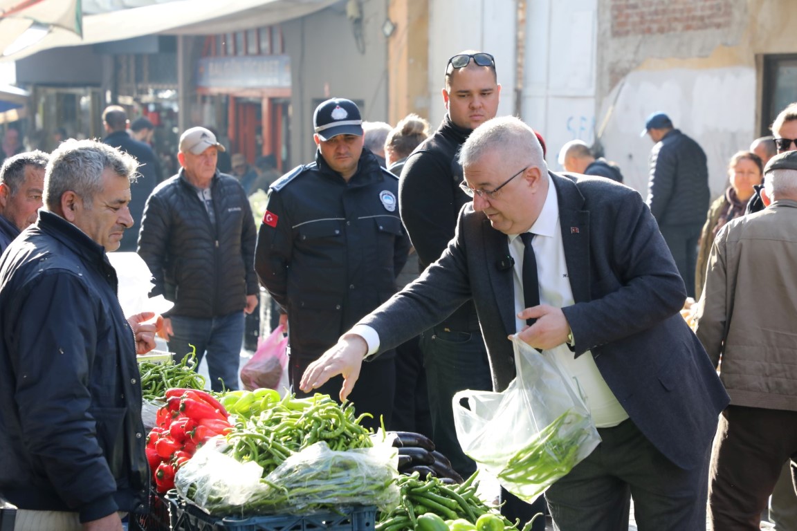 baskan ertas Çarsamba pazarinda esnafi ziyaret etti (4)