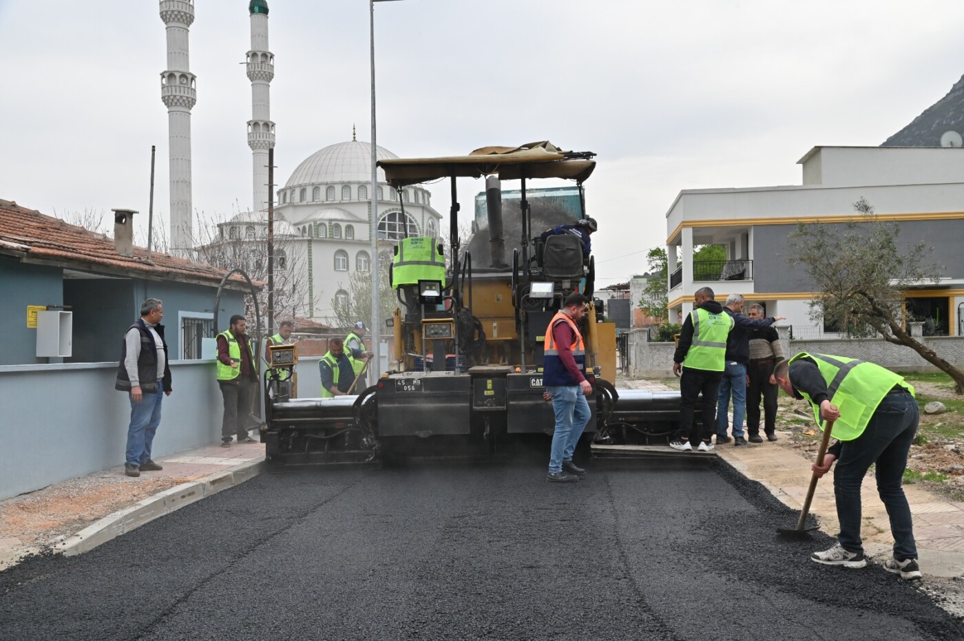 büyükşehir, turgut Özal mahallesi’nin yollarını yeniliyor (3)