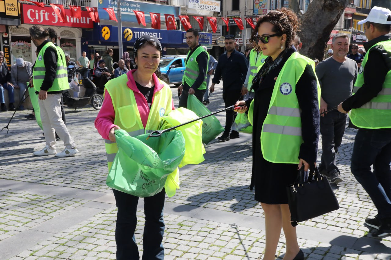 edremİt beledİyesİ sİgara İzmarİtİ toplama kampanyasi baŞlatti (1)