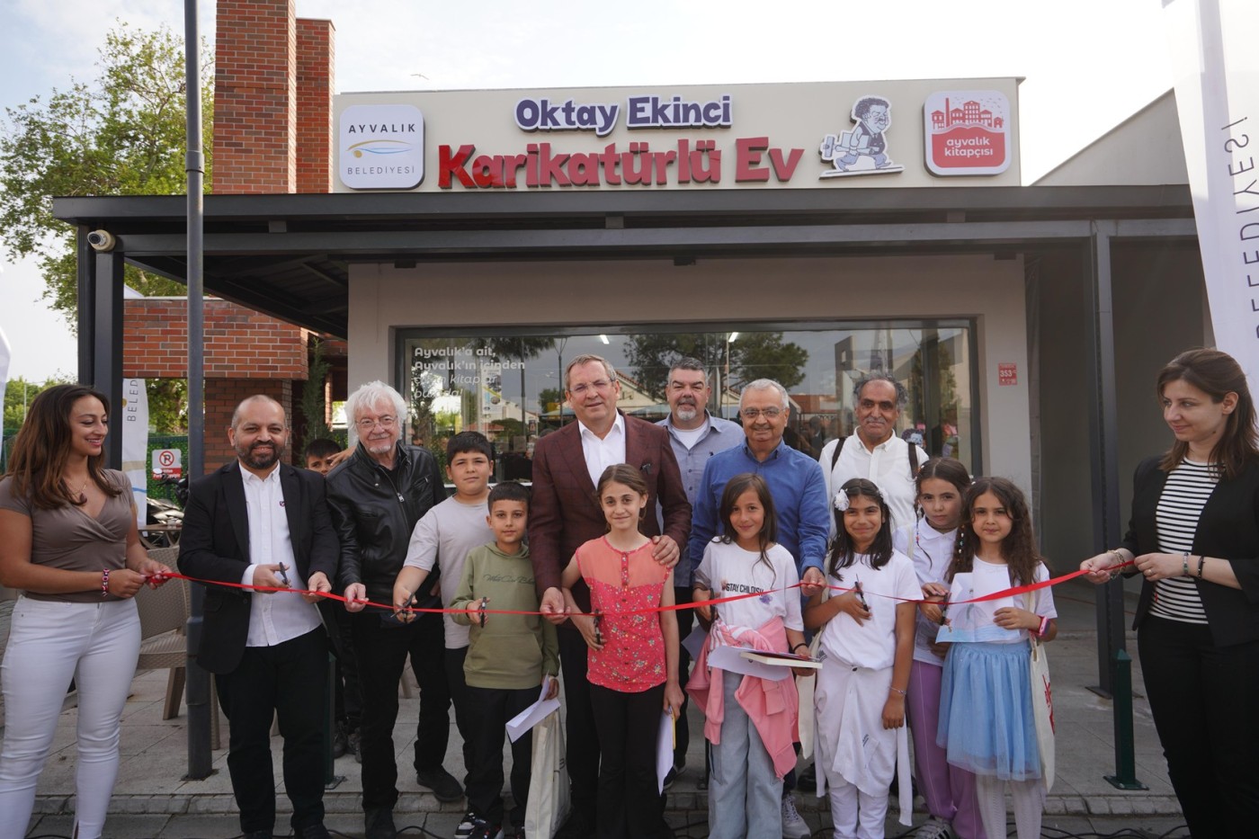 OKTAY EKİNCİ KARİKATÜRLÜ EV VE AYVALIK KİTAPÇISI AÇILDI (4)