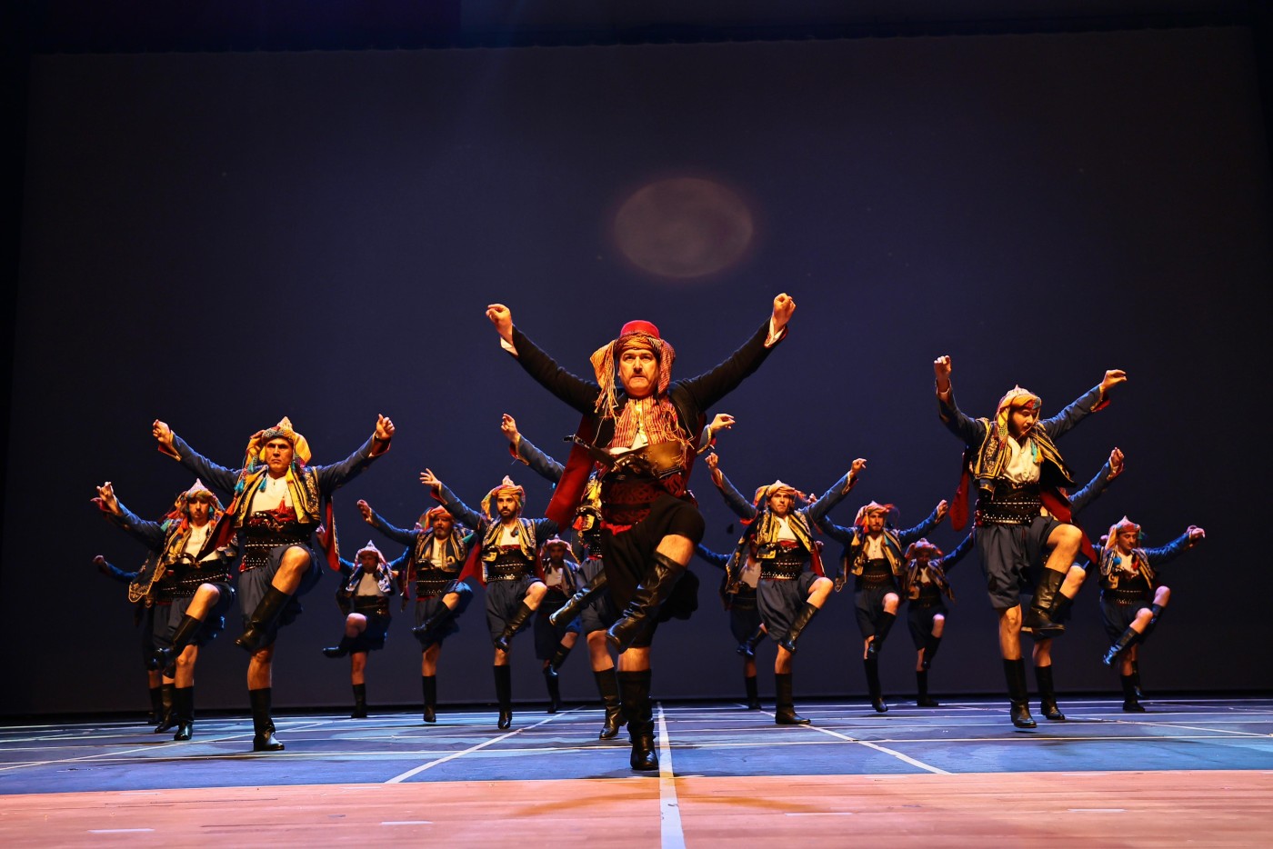 Büyükşehir Halk Dansları Topluluğu'ndan unutulmaz final gösterisi (8)